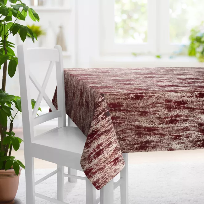 Obrus szyty bordowo złocisty z grubej, welwetowej tkaniny z efektem przecieranego wzoru, zdobiona delikatnie połyskującym nadrukiem