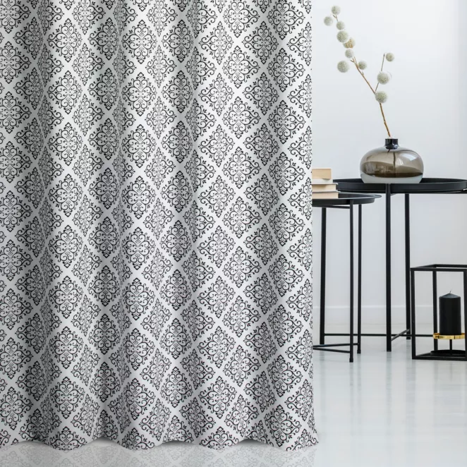 Zasłona szyta na taśmie 5 cm biało czarna z miękkiej tkaniny z nadrukiem w małe ornamenty