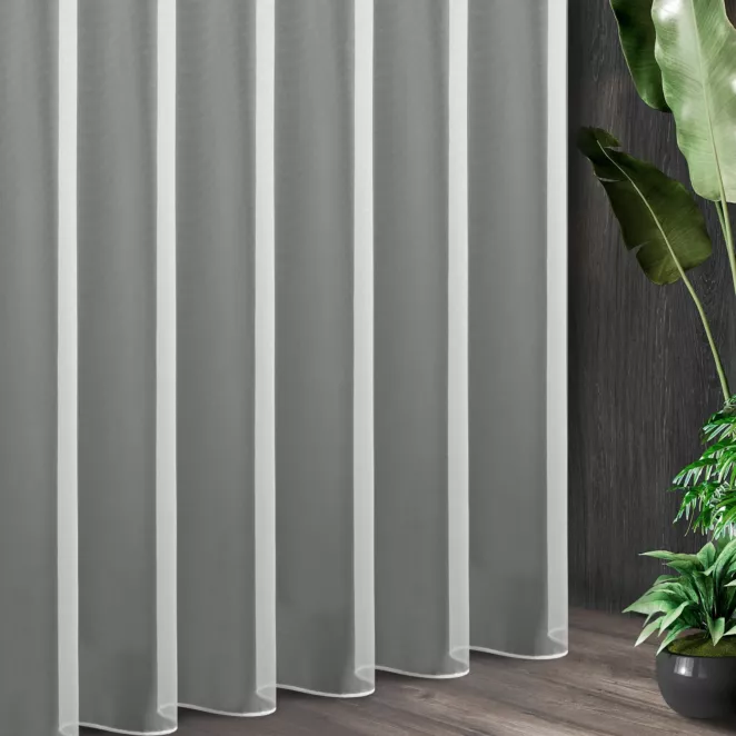 Tkanina firanowa lekka i delikatna mikrosiateczka z połyskiem zakończona  szwem obciążającym