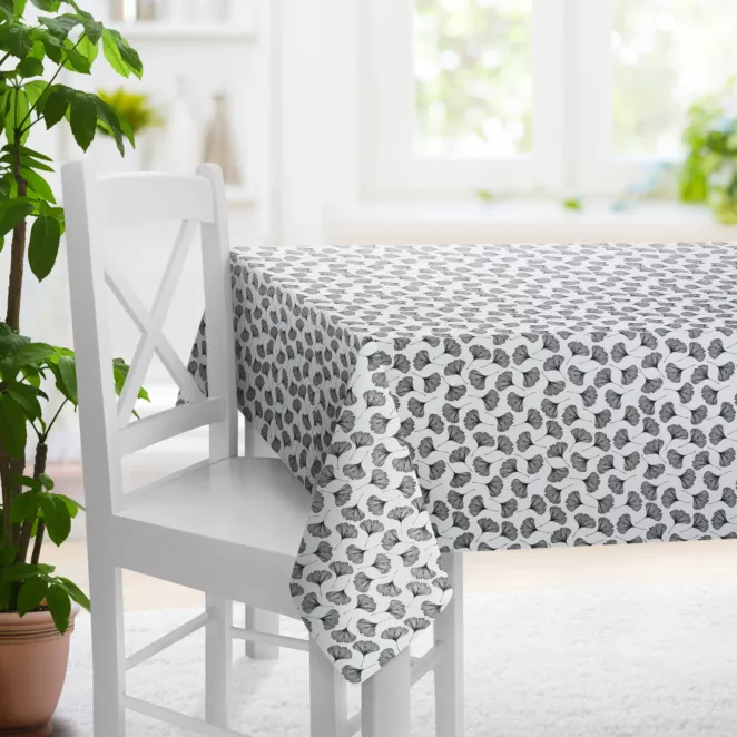 Obrus szyty biało czarny z miękkiej tkaniny z nadrukiem w kwiaty