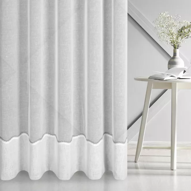 Firana szyta na taśmie 5 cm biało popielata z matowej etaminy wykończonej ozdobnym podwinięciem Italissima Eva Minge