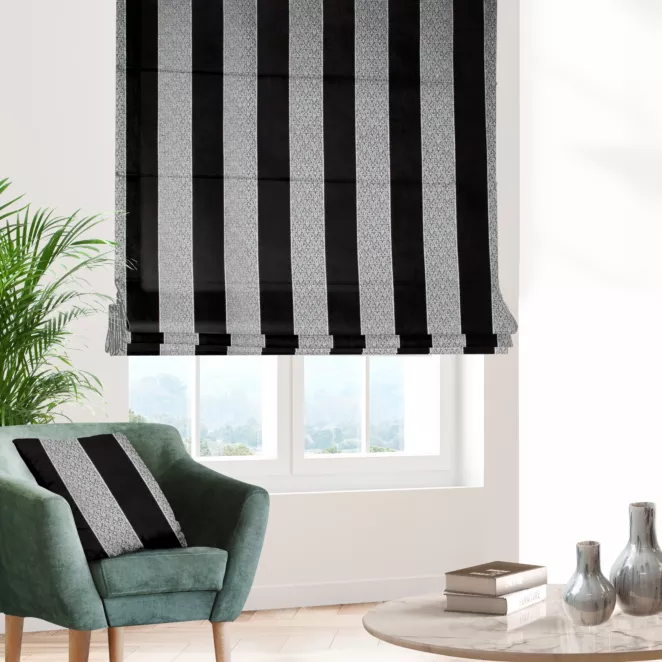 Roleta rzymska czarno srebrna z szenilowej tkaniny w klasyczne pionowe pasy przetykane błyszczącą nicią