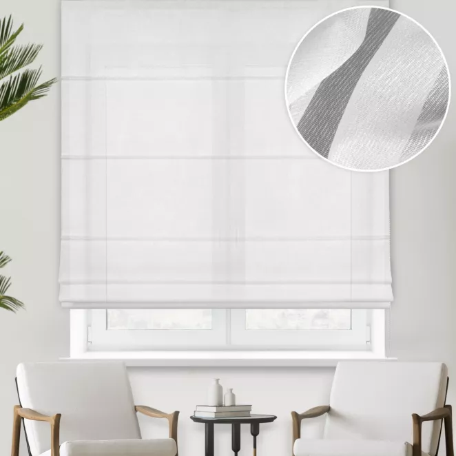 Roleta rzymska biała z delikatnej tkaniny z efektem deszczyku, wykończonej obciążnikiem