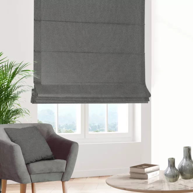 Roleta rzymska srebrno granatowa z tkaniny z dodatkiem połyskującej nici, z widocznym ozdobnym splotem