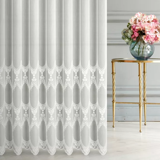 Firana szyta na taśmie 5 cm kremowa z matowej tkaniny z efektem deszczyku zdobionej dołem haftem Pierre Cardin