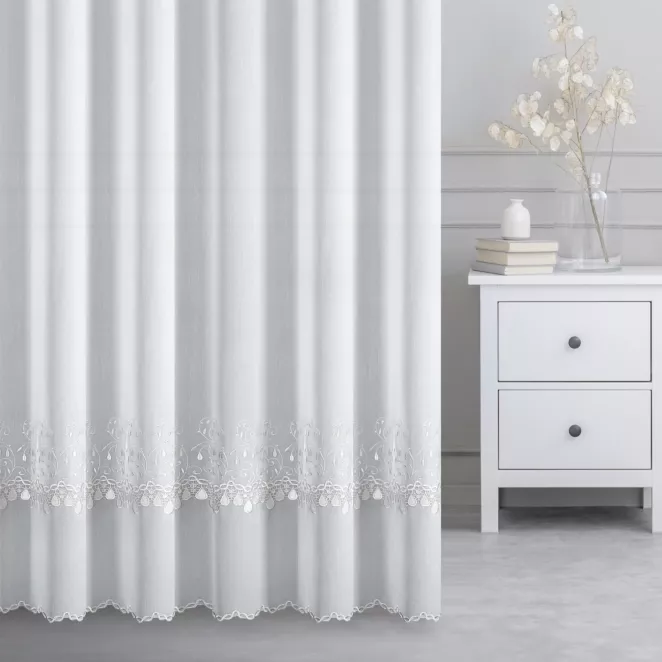 Firana szyta na taśmie 5 cm SHARMA biało srebrna z matowej tkaniny haftowanej w drobny wzór