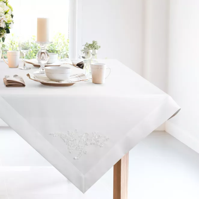 Bieżnik na stó biały 85x85 cm TULIA obszyty szeroką kantą i zdobiony koronkową aplikacją EUROFIRANY PREMIUM