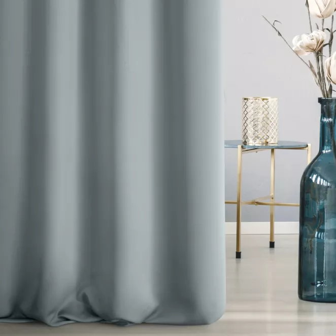 Zasłona szyta na taśmie 5 cm jasnoniebieska z gładkiej tkaniny zaciemniającej typu dimout