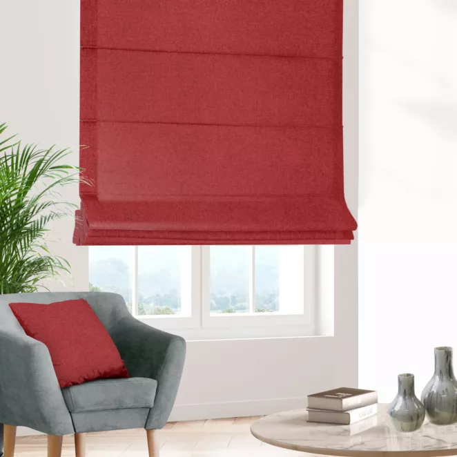 Roleta rzymska jasnoczerwona z tkaniny trudnopalnej, zaciemniającej, typu blackout z efektem melanżu