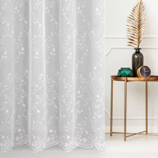Firana szyta na taśmie 5 cm biała z matowej etaminy haftowanej w drobny roślinny wzór