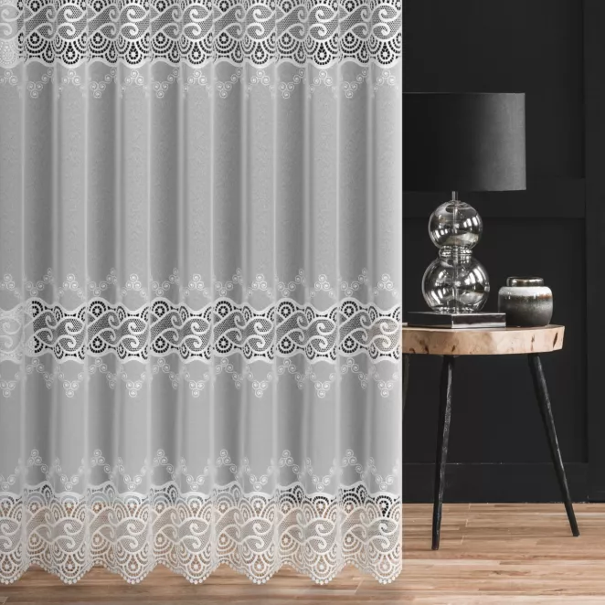 Firana szyta na taśmie 5 cm biała z matowej markizety zdobionej trzema pasami aplikacji