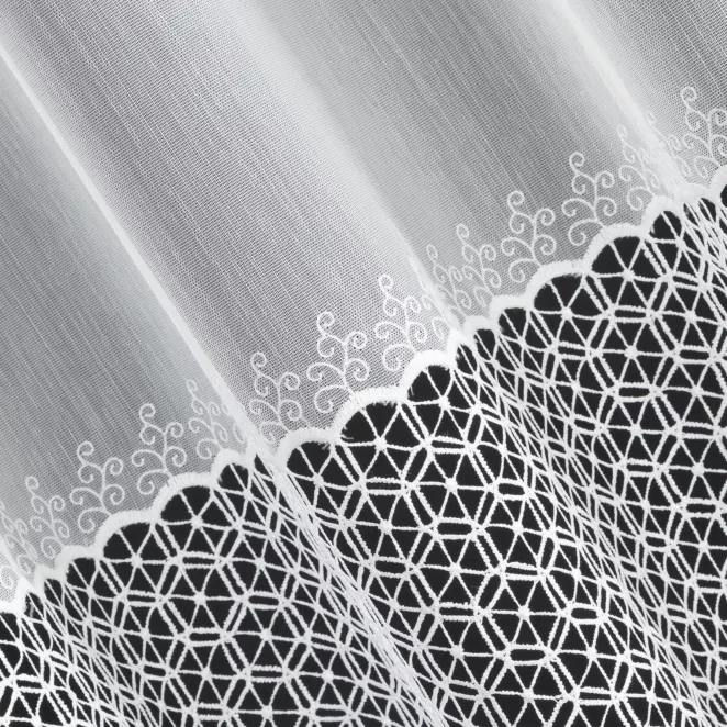 L104/1 Firana szyta na taśmie 5 cm DELIA biała z matowej tkaniny ozdobionej szeroką aplikacją