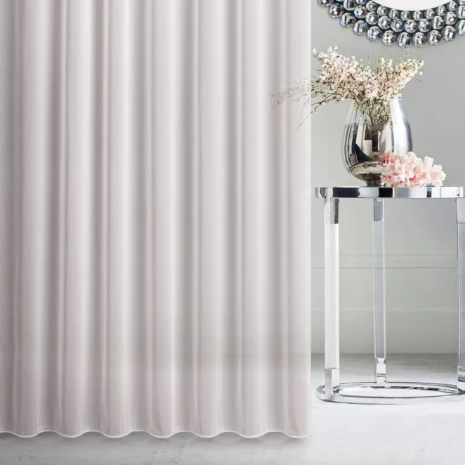 Tkanina firanowa o strukturze drobnej siatki wykończona obciążnikiem