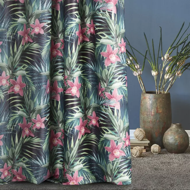 Zasłona szyta na taśmie 5 cm CALISTA czarno różowa z miękkiej tkaniny typu blackout drukowanej w botaniczny wzór