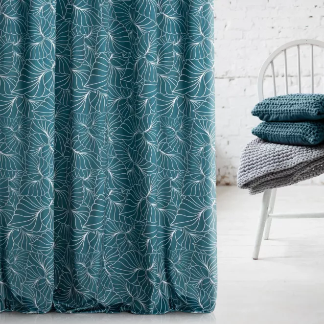 Zasłona szyta na taśmie 5 cm turkusowo biała z miękkiej, welwetowej tkaniny, z nadrukowanym dużym wzorem kwiatowym