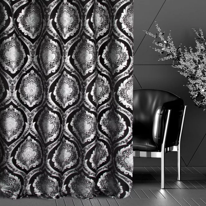 Zasłona szyta na taśmie 5 cm czarno srebrna z szenilowej tkaniny w klasyczny wzór ornamentowy przetykany błyszczącą nicią Italissima Eva Minge