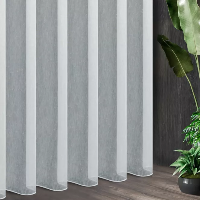 Tkanina firanowa lekki batyst o matowej powierzchni i gęstym splocie zakończona obciążnikiem