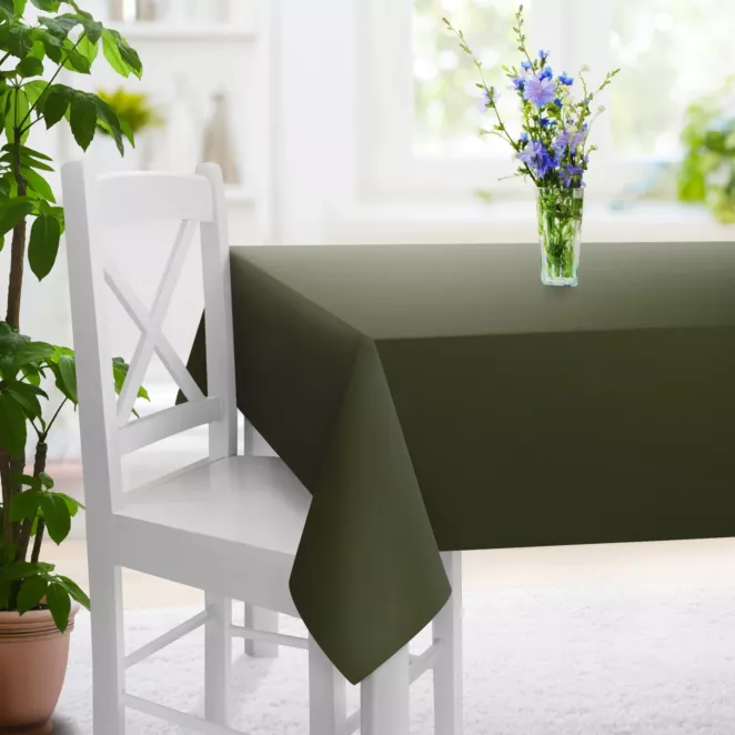 Obrus szyty ciemnozielony z gładkiej tkaniny zaciemniającej typu dimout wykończona obciążnikiem