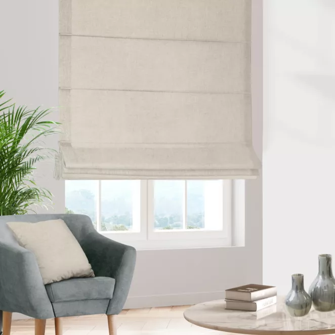 Roleta rzymska jasnobeżowa z miękkiej w dotyku tkaniny szenilowej