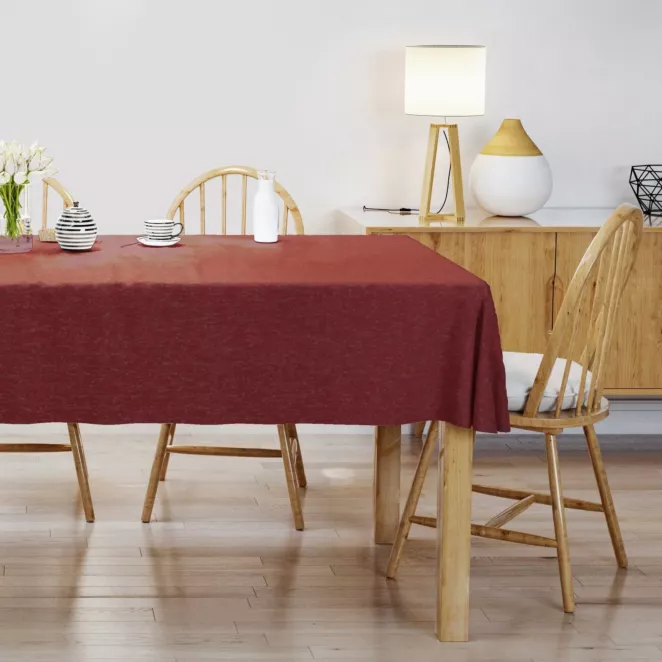 Obrus szyty czerwono złoty z tkaniny przetykanej błyszczącą nicią