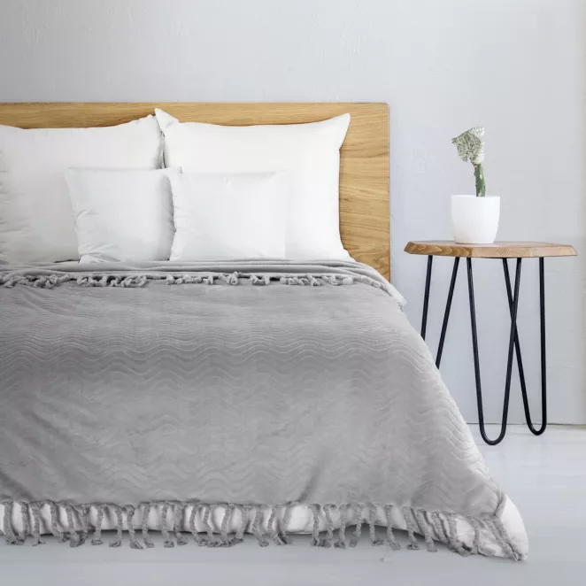 Koc flano 150x200 cm srebrny z wytłaczanym wzorem i dekoracyjnymi frędzlami EMMA