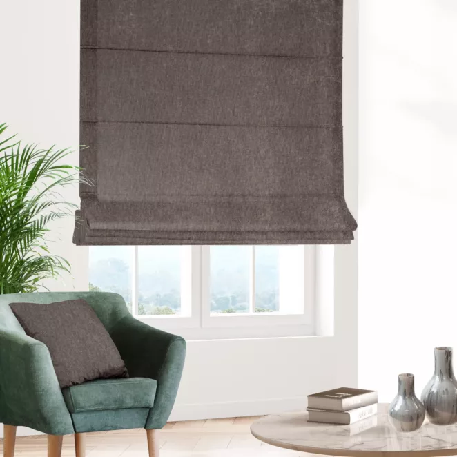 Roleta rzymska ciemnobrązowa z miękkiej tkaniny szenilowej typu dimout o naturalnym splocie