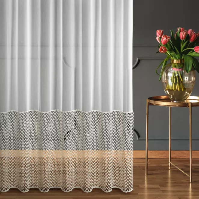 Firana szyta na taśmie 5 cm kremowa z tkaniny peru z aplikacją