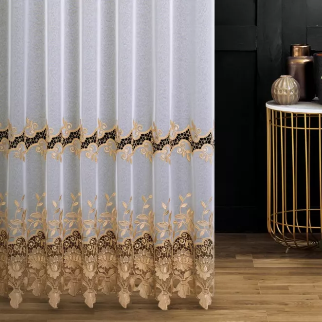 Firana szyta na taśmie 5 cm biało złota z tkaniny typu MARKIZETA, zdobionej dołem aplikacją w kształcie kwiatów