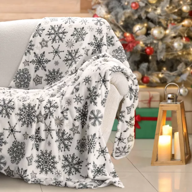Koc świąteczny 150x200 cm biało, granatowy zdobiony nadrukiem śnieżynek