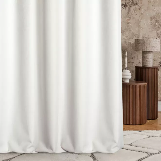 Zasłona szyta na taśmie 5 cm kremowo jasnosrebrna z dwustronnej tkaniny zaciemniającej 100% blackout, o strukturze weluru