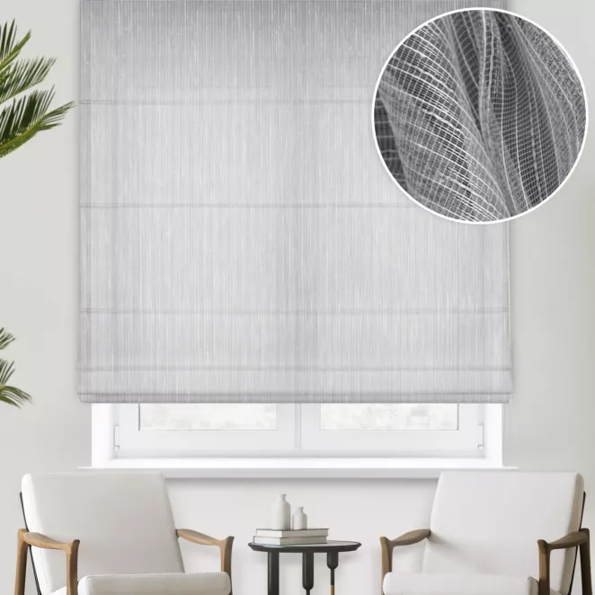 Roleta rzymska jasnoszara z tkaniny w pionowe, cienkie pasy, wykończona obciążnikiem