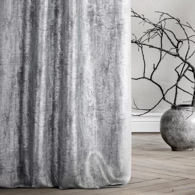 Zasłona szyta na taśmie 5 cm MATTEO srebrna z grubotkanej nowoczesnej tkaniny z błyszczącym nadrukiem