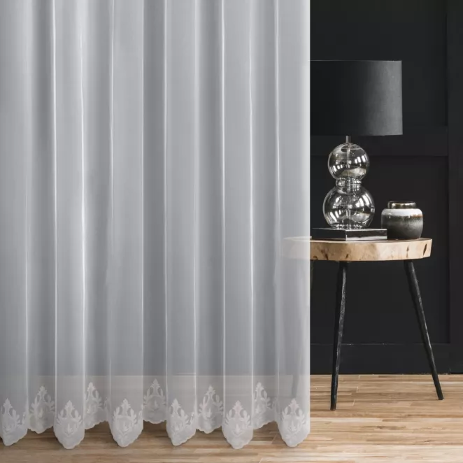 Firana szyta na taśmie 5 cm naturalno srebrna z delikatnie połyskującej tkaniny PERU, zdobionej u dołu haftem