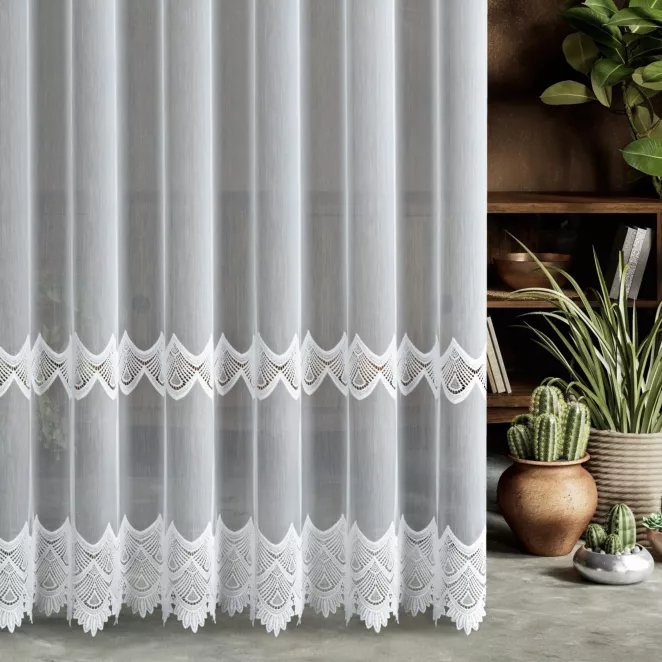 Firana szyta na taśmie 5 cm biała z tkaniny z efektem deszczyku, zdobionej geometryczną aplikacją
