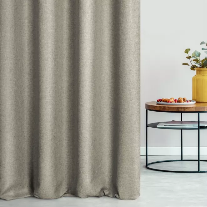 Zasłona szyta na taśmie 5 cm kremowa z tkaniny trudnopalnej, zaciemniającej, typu blackout z efektem melanżu