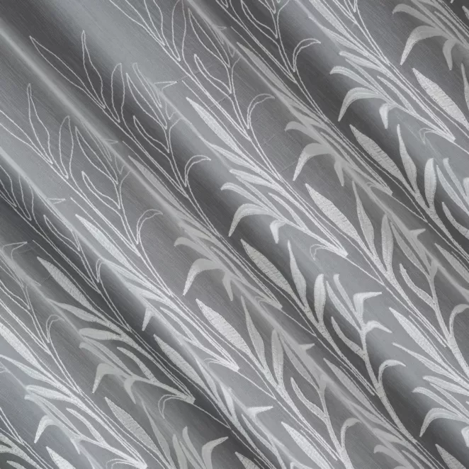 P282/3 Firana szyta na taśmie 5 cm naturalna z miękkiej tkaniny typu ADEN z efektem deszczyku, zdobiona haftem roślinnym, wykończona obciążnikiem