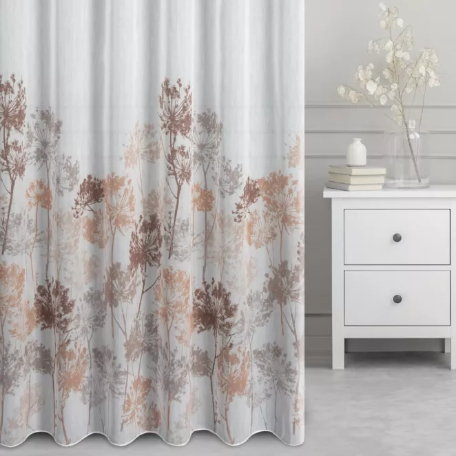 Firana szyta na taśmie 5 cm biało brązowa z delikatnej tkaniny typu BATYST, zdobionej nadrukiem roślinnym, wykończonej obciążnikiem