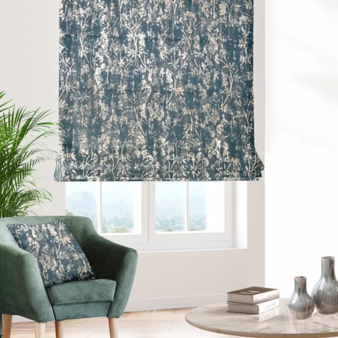 Roleta rzymska ciemnoturkusowo złocista z grubej, welwetowej tkaniny z roślinnym wzorem, zdobiona delikatnie połyskującym nadrukiem