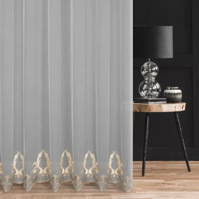 Firana szyta na taśmie 5 cm naturalno beżowa z tkaniny typu ADEN z delikatnym deszczykiem, zdobiona fantazyjnym haftem z dodatkiem welwetu Italissima Eva Minge