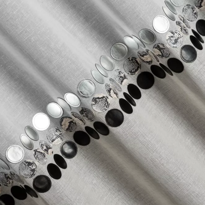 E39/6 Firana szyta na taśmie 5 cm naturalno popielata z dwukolorowej etaminy, zdobionej naszytą aplikacją Italissima Eva Minge