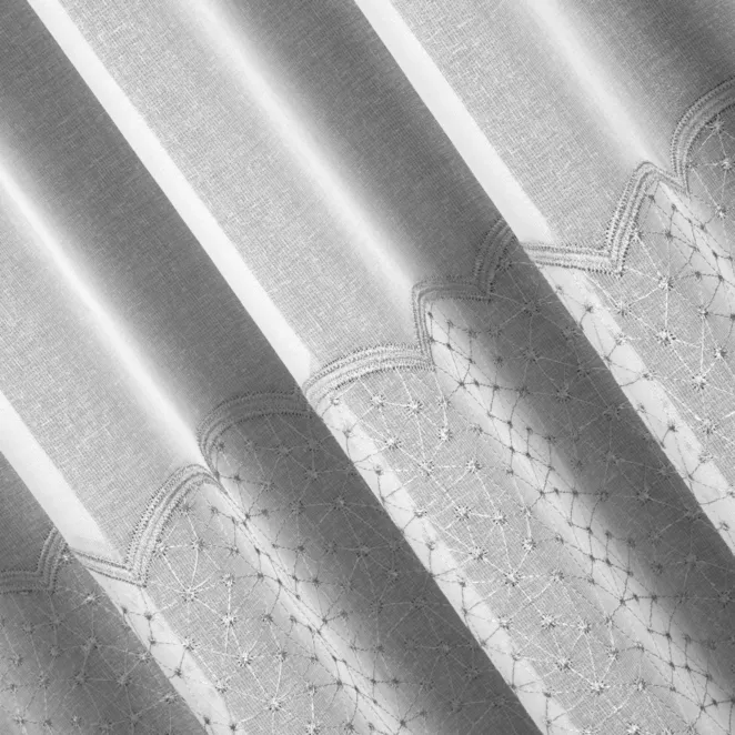 P226/4 Tkanina firanowa mikrosiateczka z połyskiem zdobiona geometrycznym szarym haftem