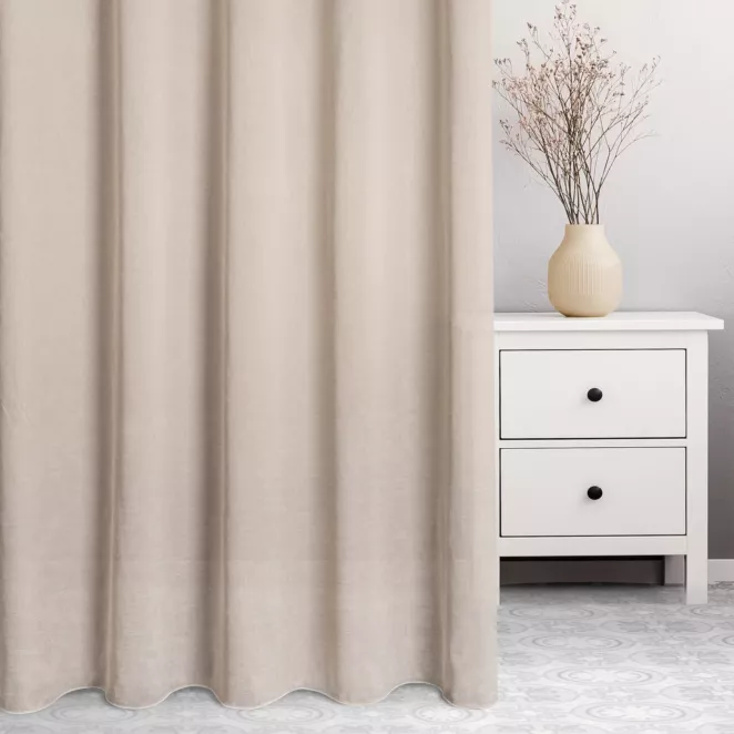 Zasłona szyta na taśmie 5 cm złota z półprzezroczystej tkaniny o wyglądzie drobnego deszczyku i delikatnym połysku, wykończona obciążnikiem