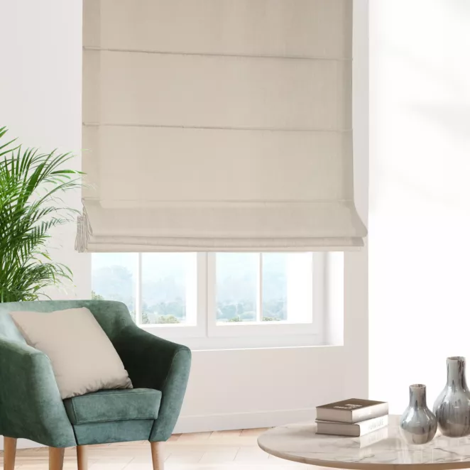Roleta rzymska jasnobeżowa z gładkiej jednokolorowej tkaniny o jodełkowym splocie