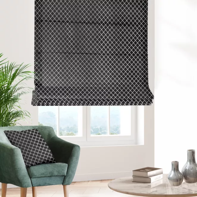 Roleta rzymska czarno srebrna z szenilowej tkaniny w geometryczny wzór przetykany błyszczącą nicią Italissima Eva Minge