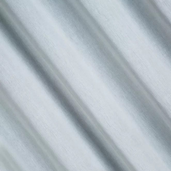P230/6 Zasłona szyta na taśmie 5 cm błękitno jasnoszara z półprzezroczystej tkaniny o wyglądzie drobnego deszczyku i delikatnym połysku, wykończona obciążnikiem
