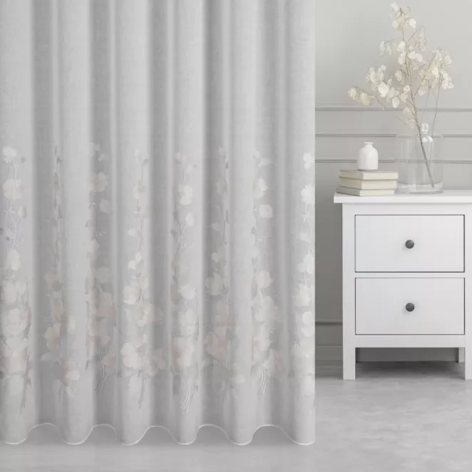 Firana szyta na taśmie 5 cm naturalno pudrowo różowa z matowej etaminy o naturalnym wyglądzie, zdobiona haftem kwiatowym, wykończona obciążnikiem