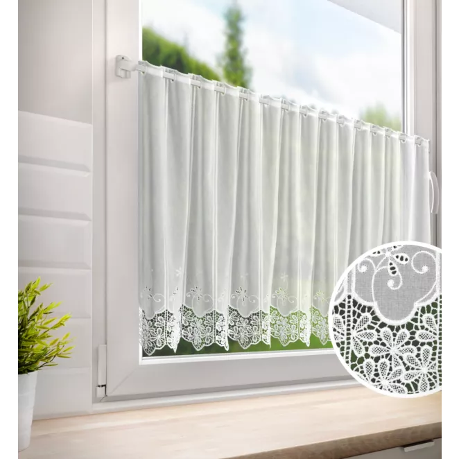 Tkanina firanowa zazdrostka zdobiona ażurowym haftem z motywem kwiatów