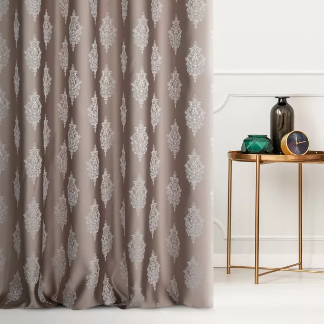 Zasłona szyta na taśmie 5 cm ciemnobeżowo srebrna z eleganckiej tkaniny w drobny ornamentowy wzór