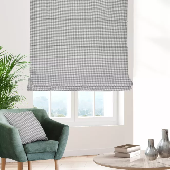Roleta rzymska biało popielata z delikatnej tkaniny w kratkę