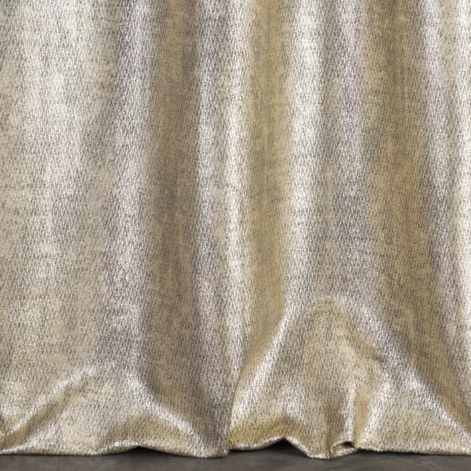 R154/1 Zasłona szyta na taśmie 5 cm MATTEO złocisto czarna z grubotkanej nowoczesnej tkaniny z błyszczącym nadrukiem